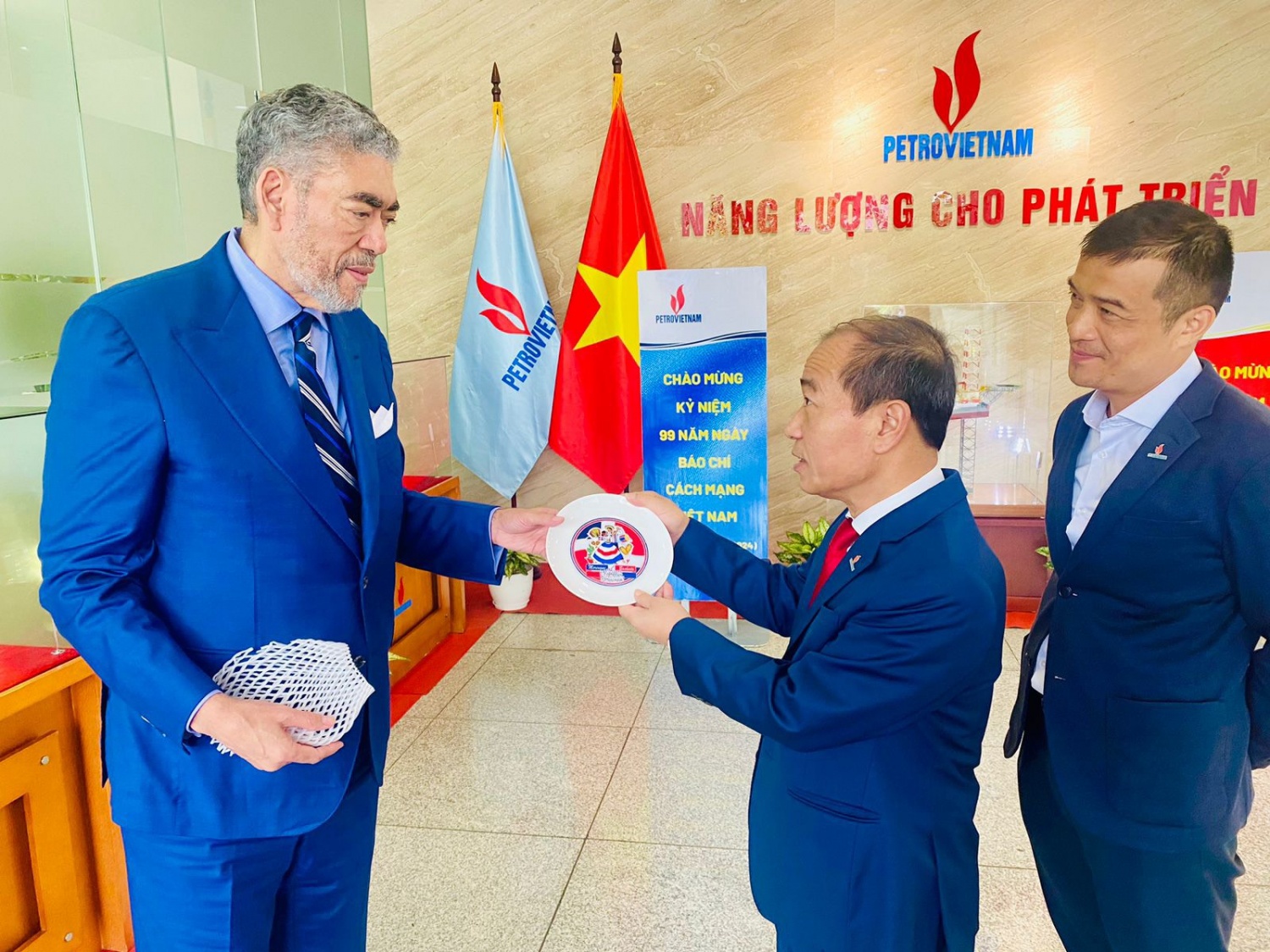 Đồng chí Mejia Abreu Jose Miguel tặng quà lưu niệm cho đồng chí Phạm Quang Dũng – Ủy viên BTV, Chánh Văn phòng Đảng ủy Tập đoàn